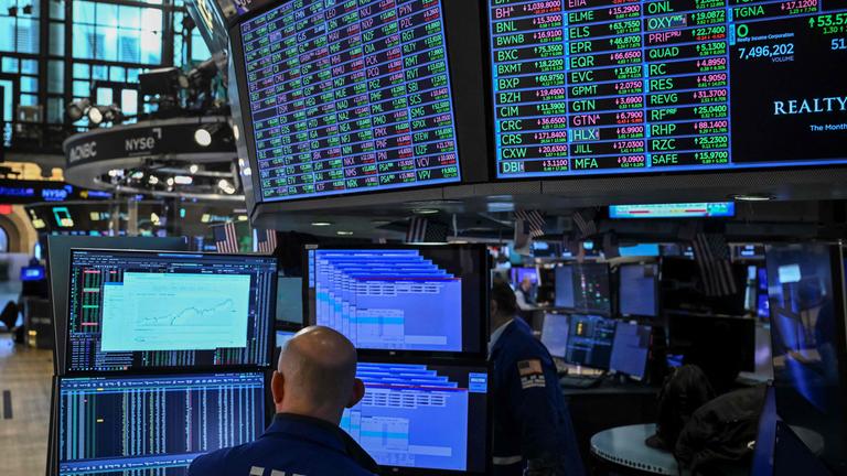 Ein Händler arbeitet auf dem Parkett der New Yorker Börse.