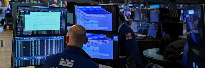 Ein Händler arbeitet auf dem Parkett der New Yorker Börse.