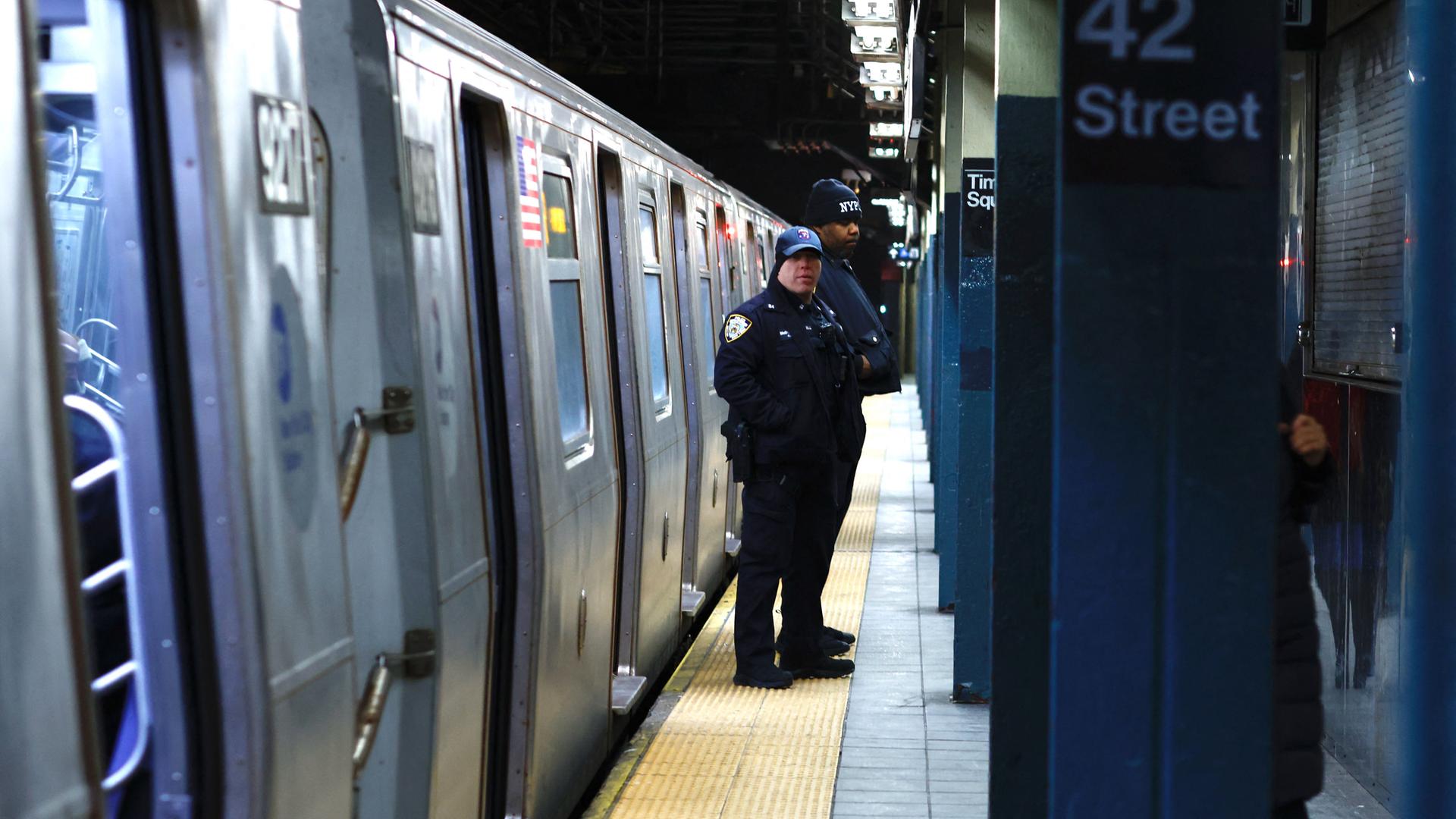 Sicherheitskräfte stehen in einer Station der New Yorker Subway.
