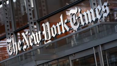 Symbolbild: Logo der New York Times hängt über deren Eingang