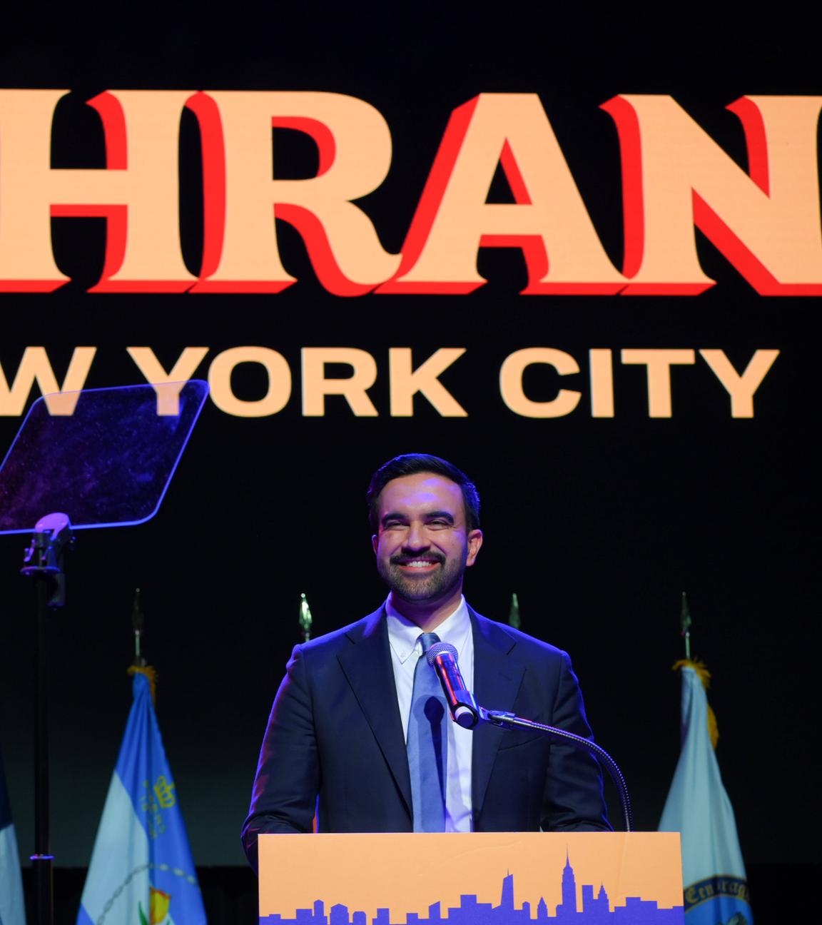 Zohran Mamdani spricht auf der Bühne im Brooklyn Paramount Theater nach der Bürgermeisterwahl in New York.