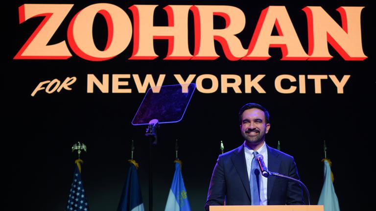 Zohran Mamdani spricht auf der Bühne im Brooklyn Paramount Theater nach der Bürgermeisterwahl in New York.