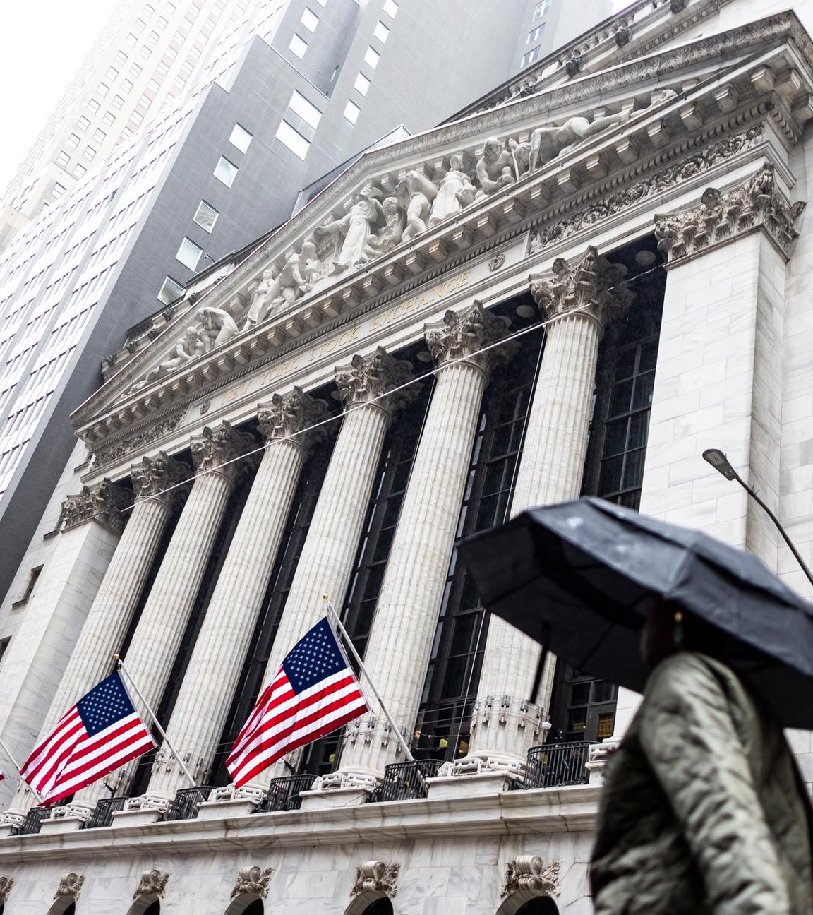 Eine Person geht am 7. April 2025 an der New Yorker Börse in New York, New York, USA, vorbei. 