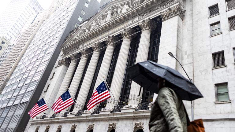 Eine Person geht am 7. April 2025 an der New Yorker Börse in New York, New York, USA, vorbei. 