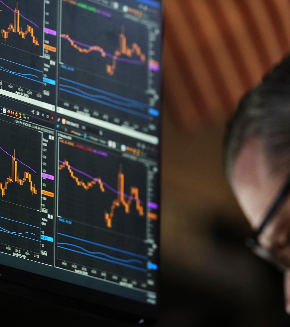 Ein elektronisches Display zeigt Finanzinformationen auf dem Parkett der New Yorker Börse an. 
