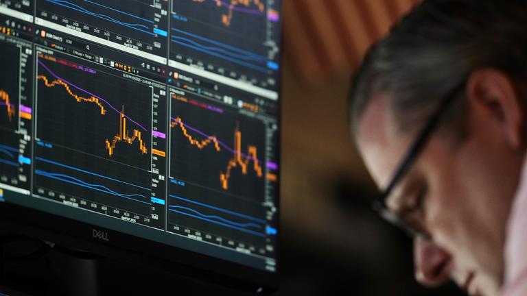 Ein elektronisches Display zeigt Finanzinformationen auf dem Parkett der New Yorker Börse an. 