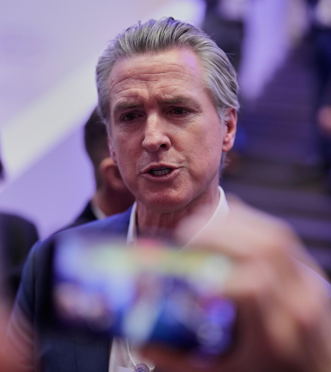 Schweiz, Davos: Gavin Newsom spricht mit Reportern.