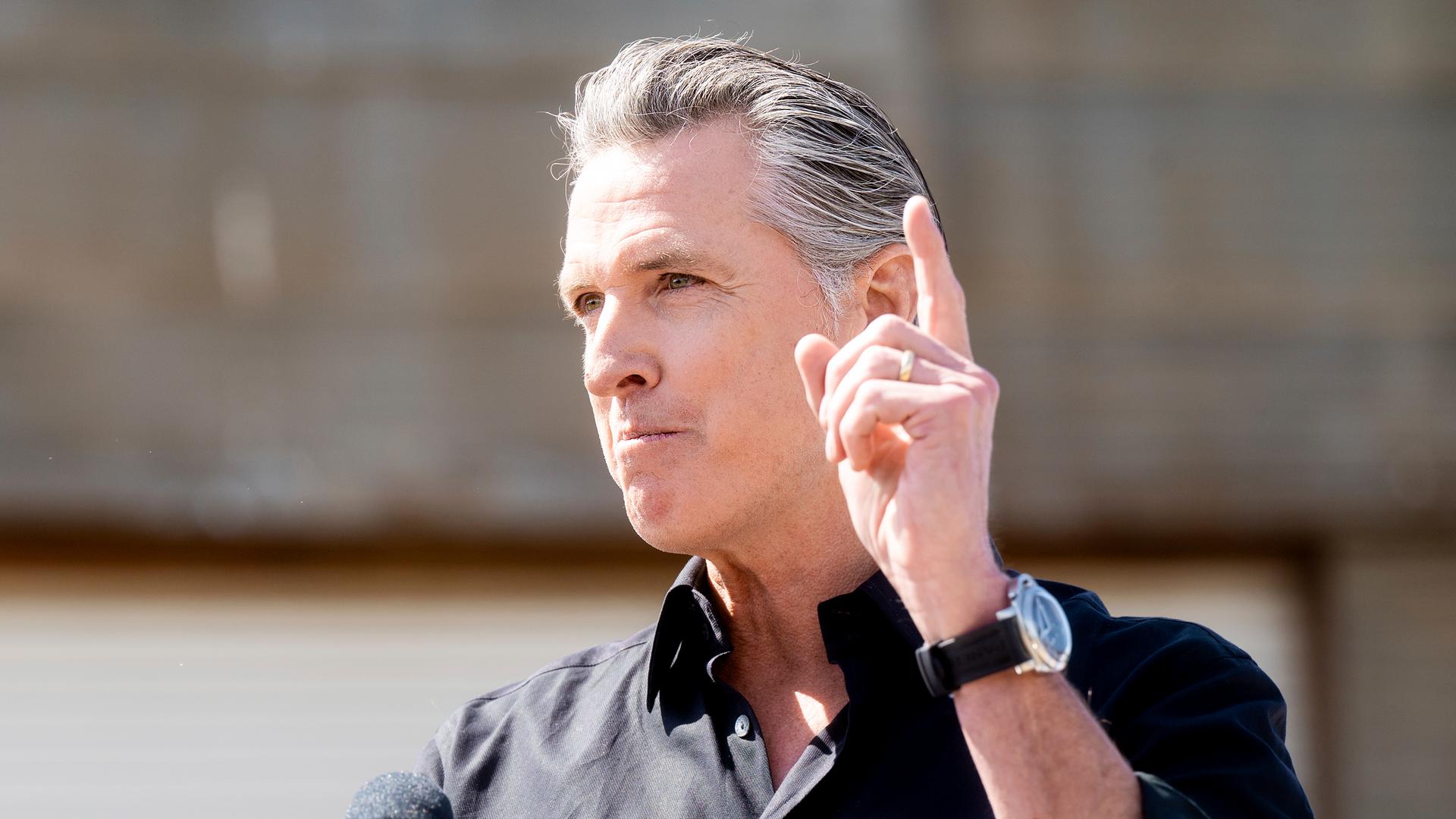 Kaliforniens Gouverneur Gavin Newsom bei einer Pressekonferenz am 16. April 2025 in Ceres, Kalifornien