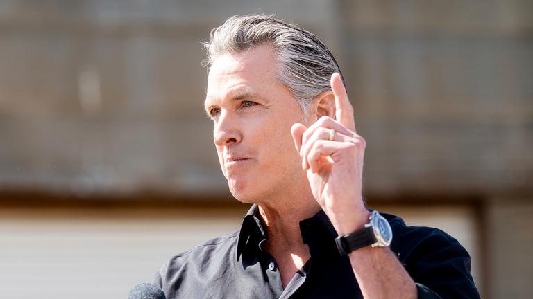 Kaliforniens Gouverneur Gavin Newsom bei einer Pressekonferenz am 16. April 2025 in Ceres, Kalifornien