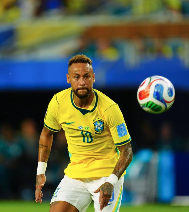 Der brasilianische Nationalspieler Neymar wird von seinem schottischen Kontrahenten Lewis Ferguson verfolgt