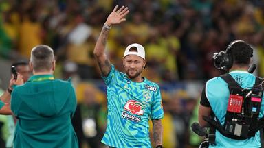 Neymar winkt in einem Stadion den Fans zu.