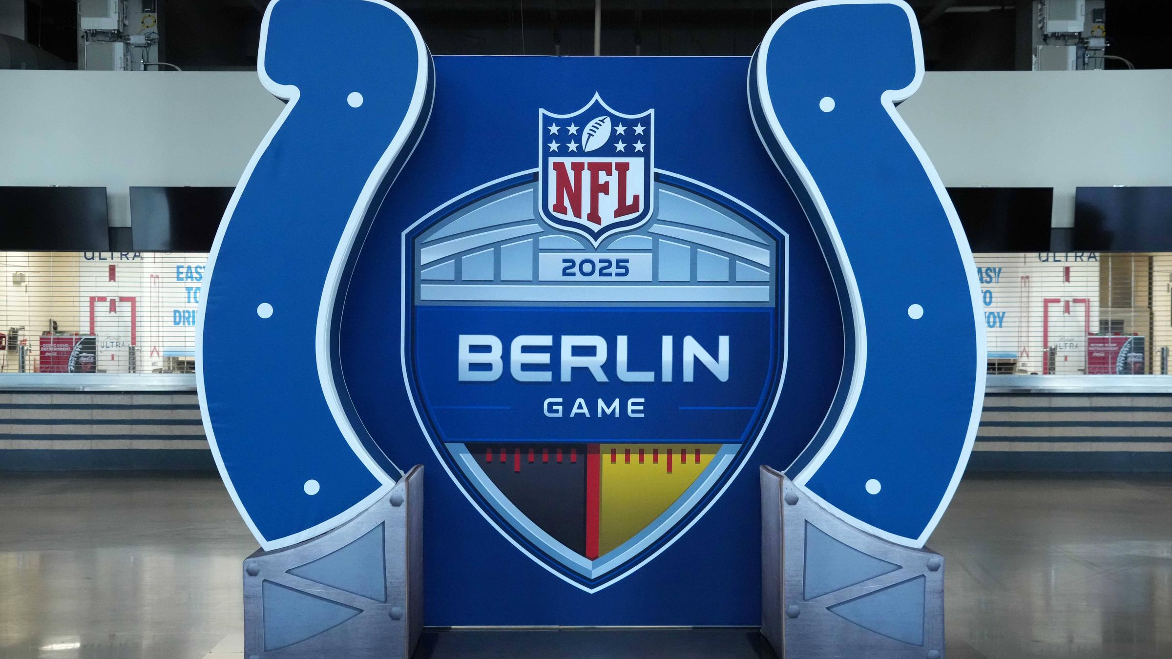 Das NFL Berlin Game 2025 und das Logo der Indianapolis Colts im Lucas Oil Stadium. 