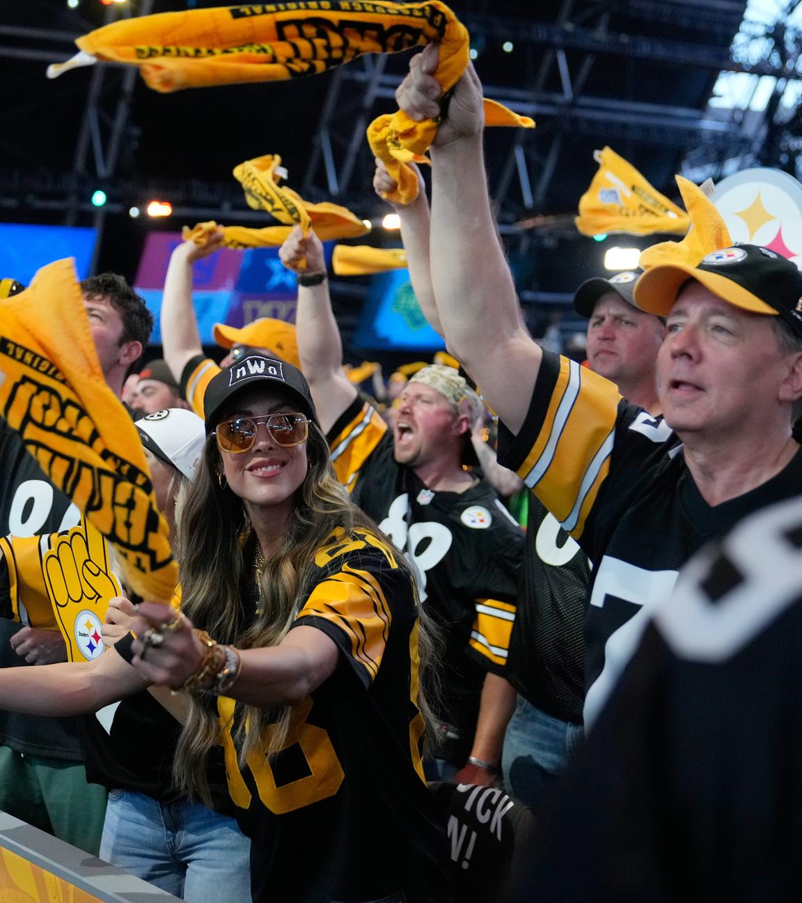 Fans der Pittsburgh Steelers jubeln während der ersten Runde des NFL-Drafts am 23.04.2026, in Pittsburgh, USA. 