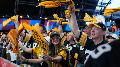 Fans der Pittsburgh Steelers jubeln während der ersten Runde des NFL-Drafts am 23.04.2026, in Pittsburgh, USA. 