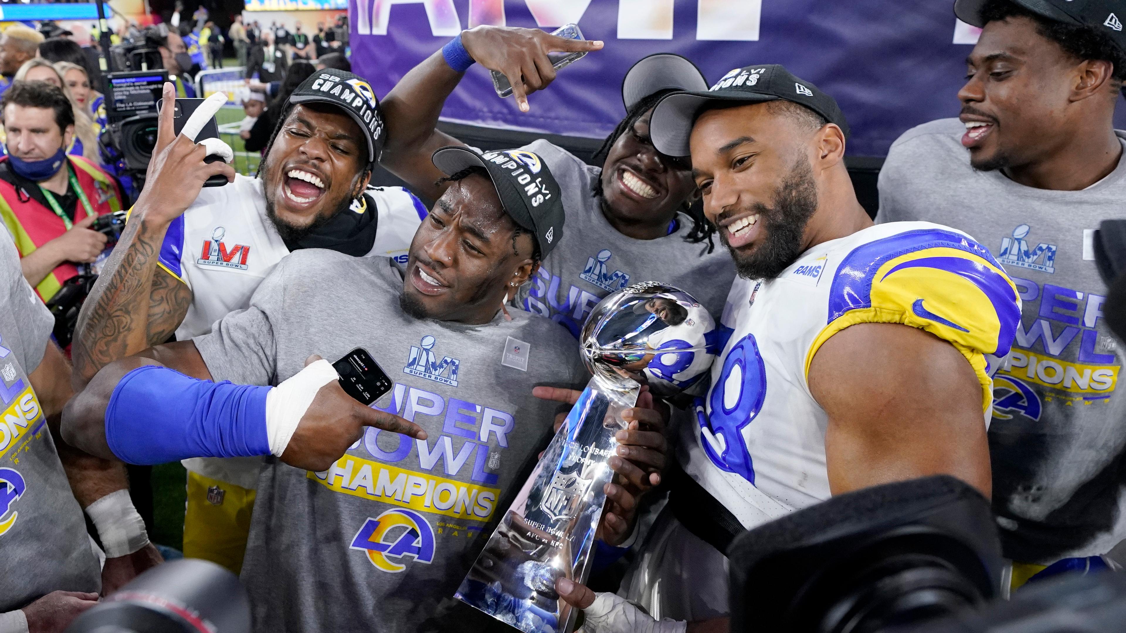 Footballspieler beim Saisonauftakt der NFL 2022