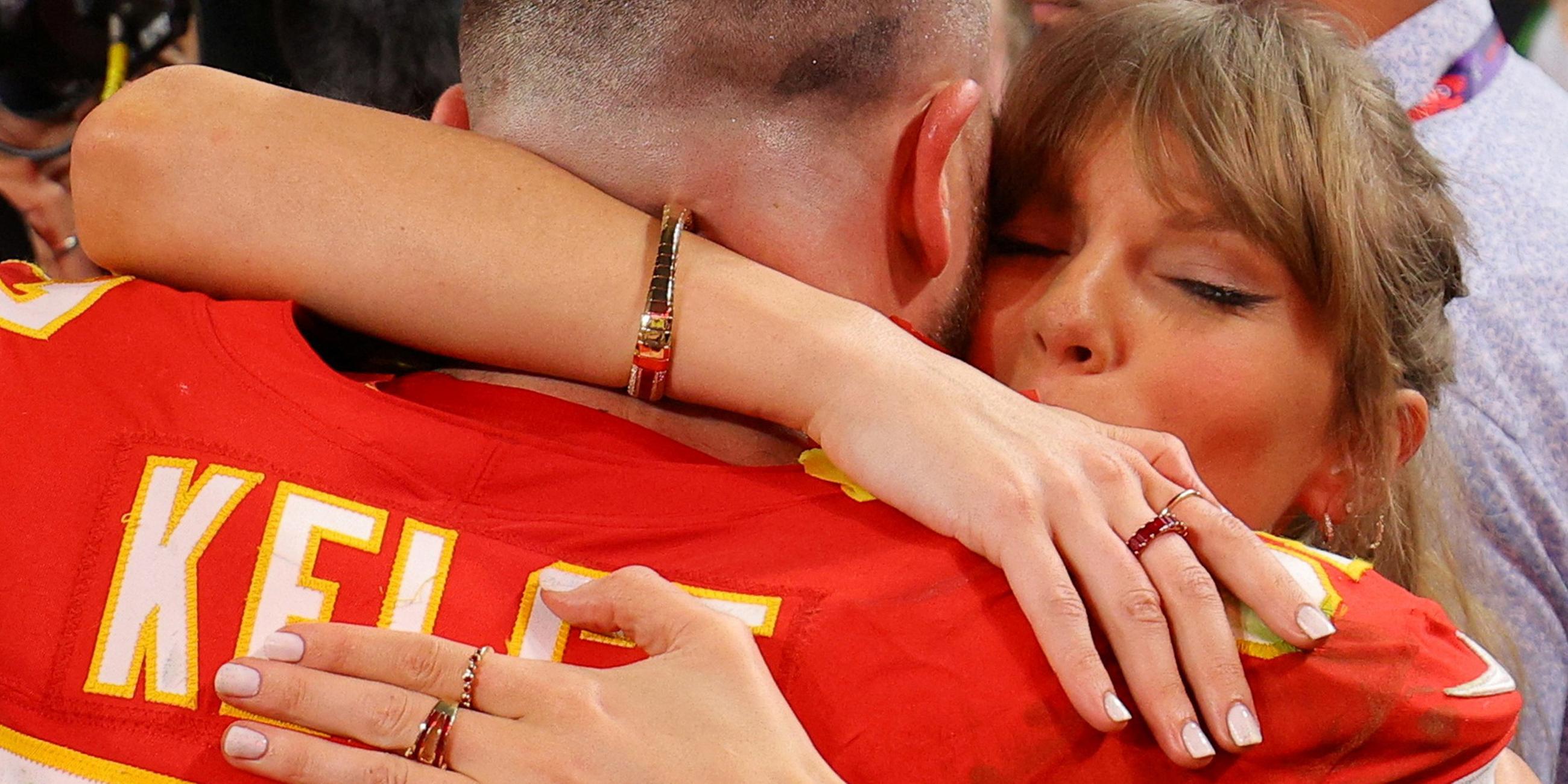 Travis Kelce von den Kansas City Chiefs feiert mit seinem Partner Taylor Swift, nachdem die Kansas City Chiefs den Super Bowl LVIII gewonnen haben 
