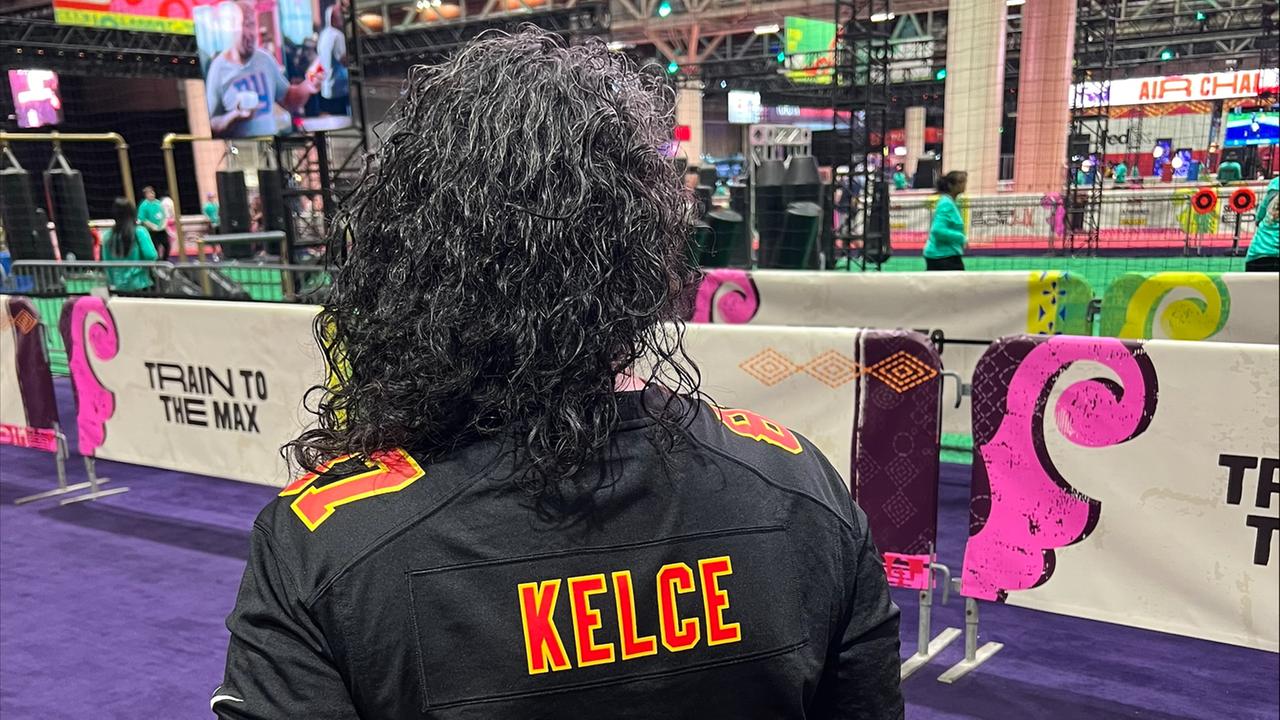 Maria mit ihrem Trikot von Travis Kelce