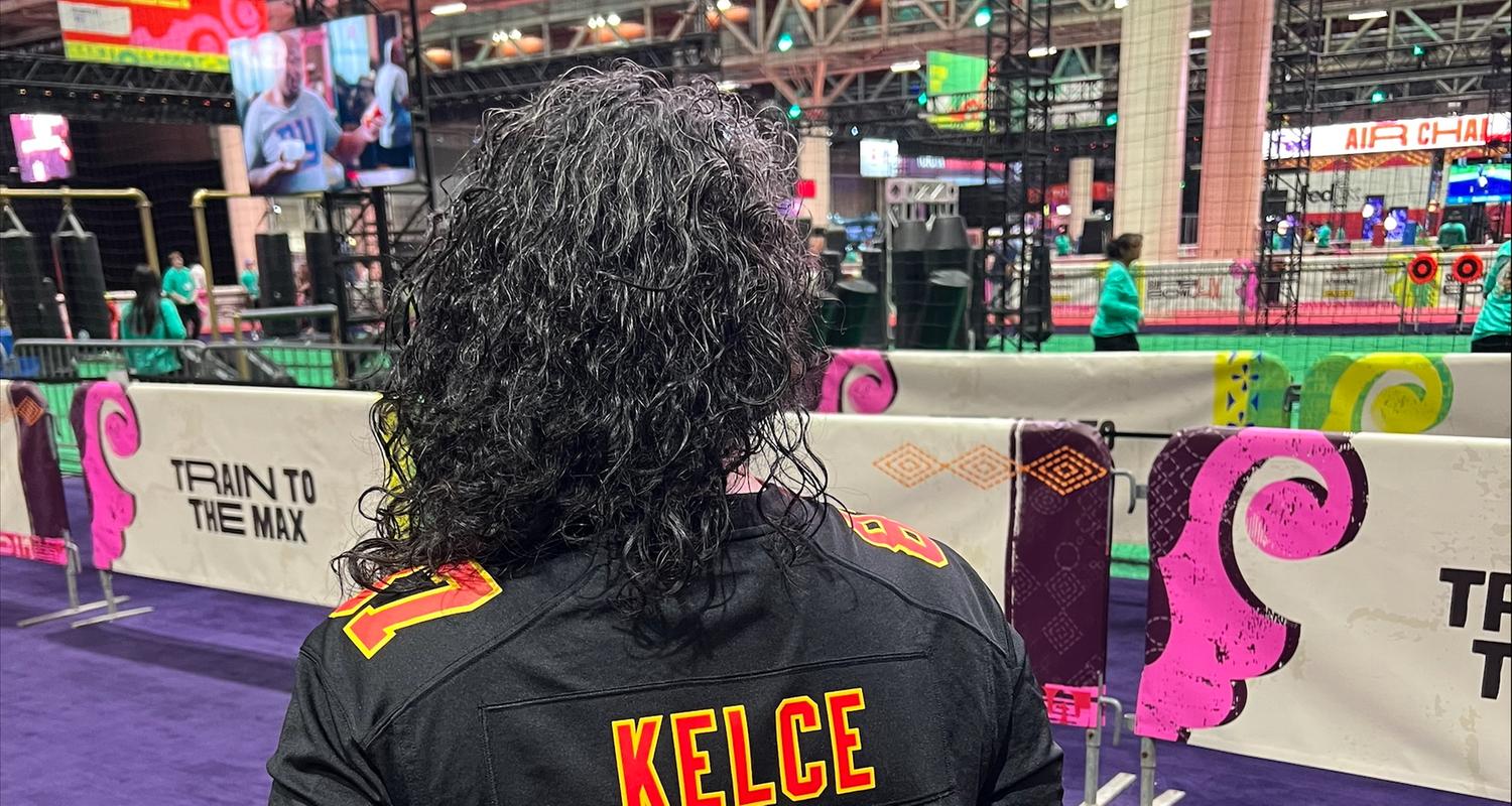 Maria mit ihrem Trikot von Travis Kelce