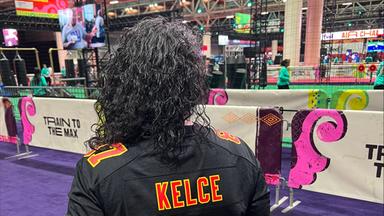 Maria mit ihrem Trikot von Travis Kelce