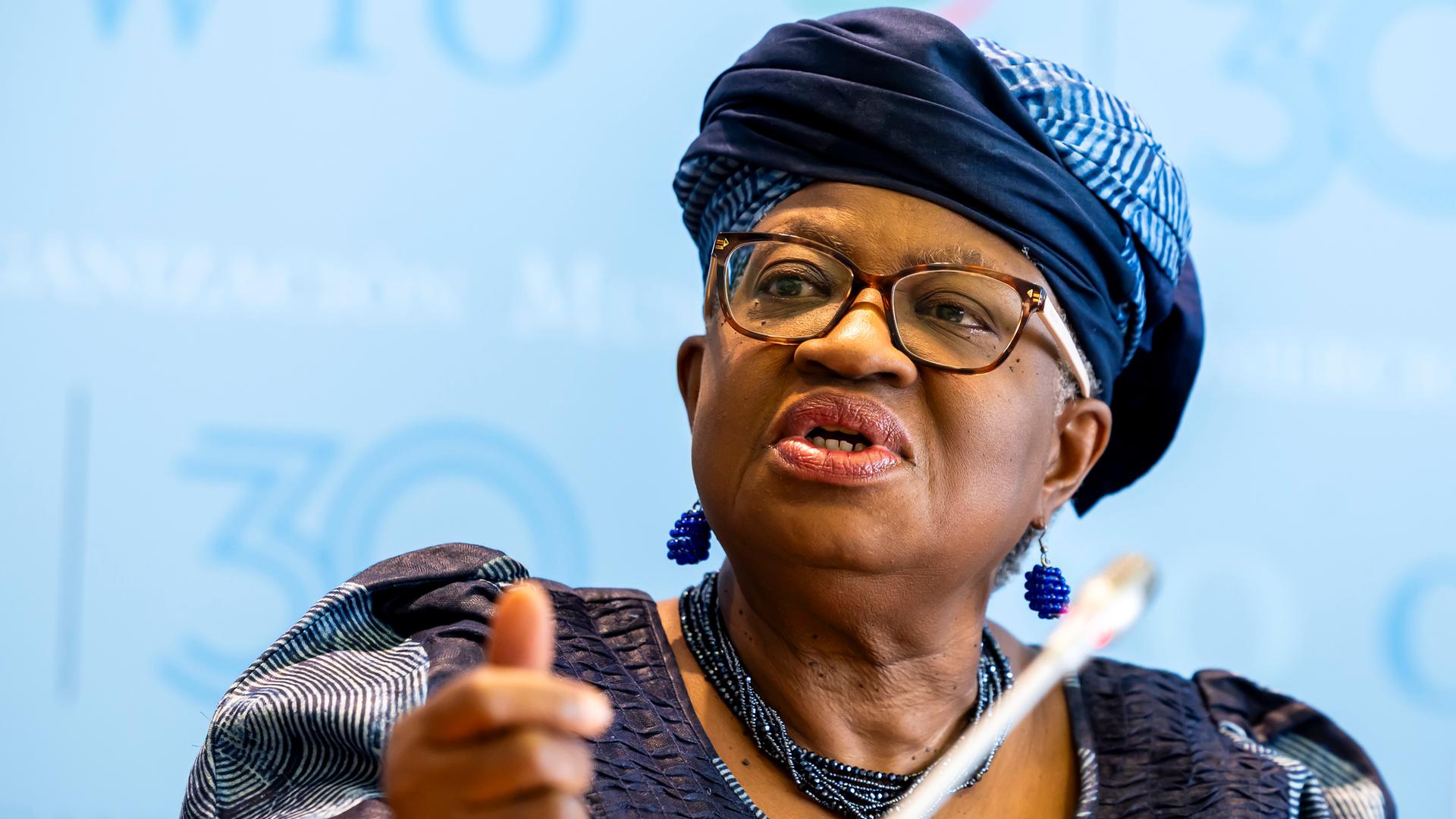 Die nigerianische Generaldirektorin der Welthandelsorganisation (WTO), Ngozi Okonjo-Iweala, spricht mit den Medien über den Bericht „Globaler Handelsausblick und Statistiken“.