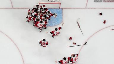 Die Carolina Hurricanes feiern auf dem Spielfeld.