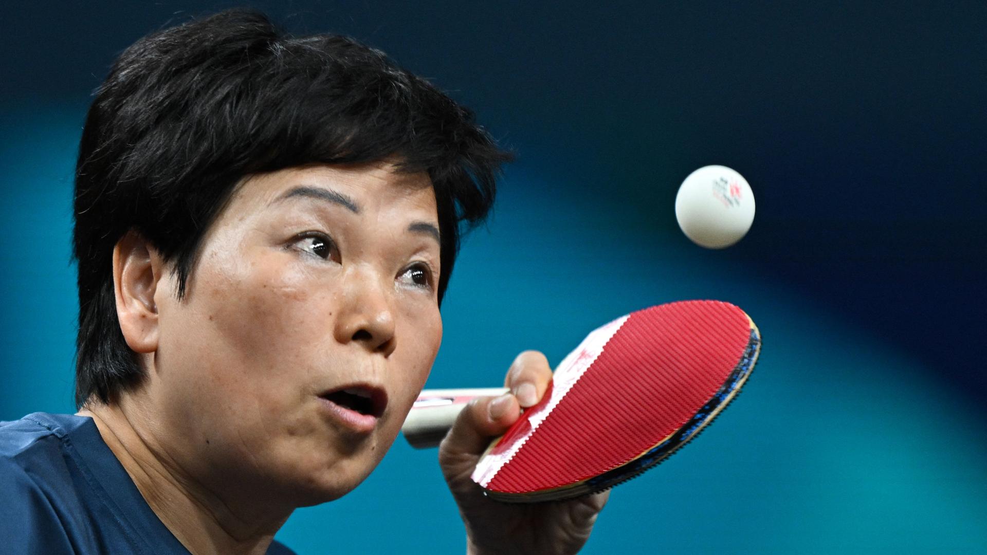 Die Tischtennisspielerin Ni Xia Lian im Spiel gegen Sibel Altinkaya.