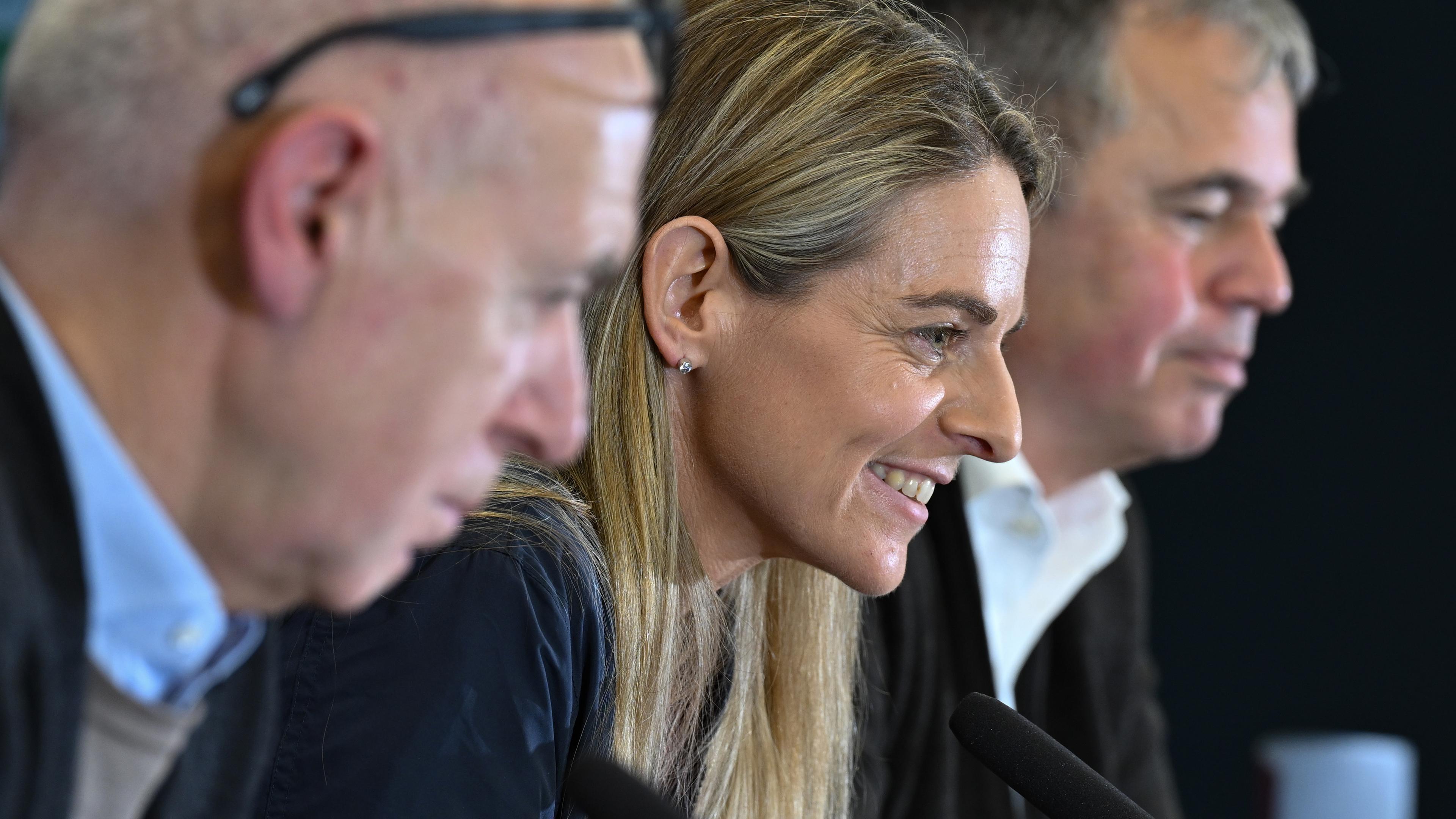 Nia Künzer, Bernd Neuendorf und Andreas Rettig nehmen im DFB-Campus an einer Pressekonferenz teil. (11.01.2024)