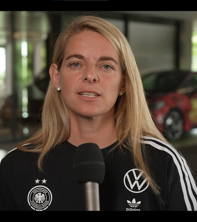 Nia Künzer während des Interviews mit Moderatorin Lena Kesting