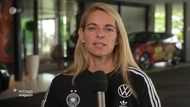 Nia Künzer während des Interviews mit Moderatorin Lena Kesting