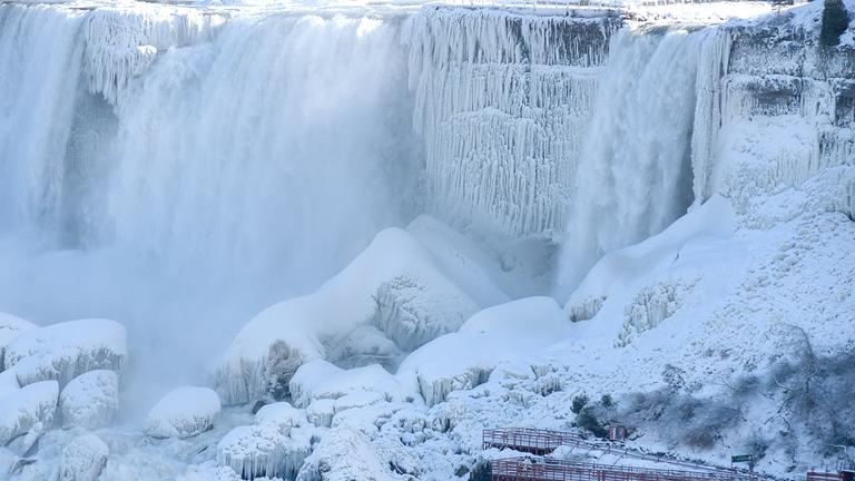 Die Niagarafälle sind von arktischer Kälte und mit extremem Frost überzogen.