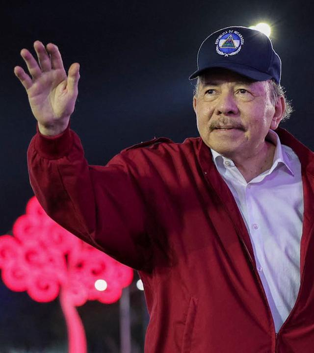 Das Foto zeigt den nicaraguanischen Präsidenten Daniel Ortega, wie er während einer Veranstaltung winkt. 