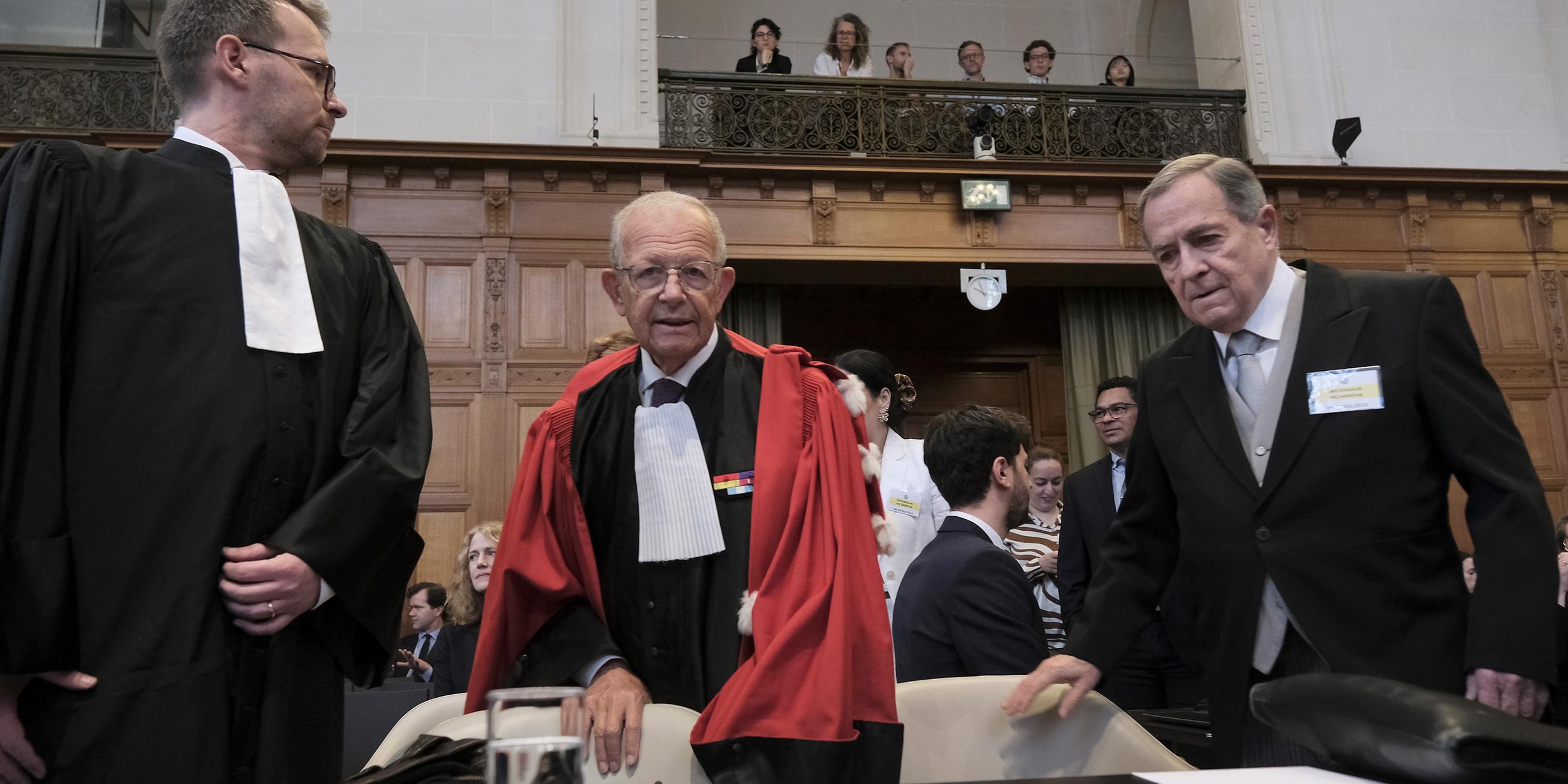 Carlos Jose Arguello Gomez (r), Botschafter von Nicaragua, und Alain Pellet (M), Anwalt von Nicaragua bei einer Anhörung im IGH in Den Haag