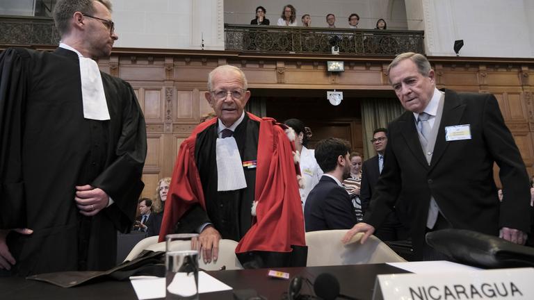 Carlos Jose Arguello Gomez (r), Botschafter von Nicaragua, und Alain Pellet (M), Anwalt von Nicaragua bei einer Anhörung im IGH in Den Haag
