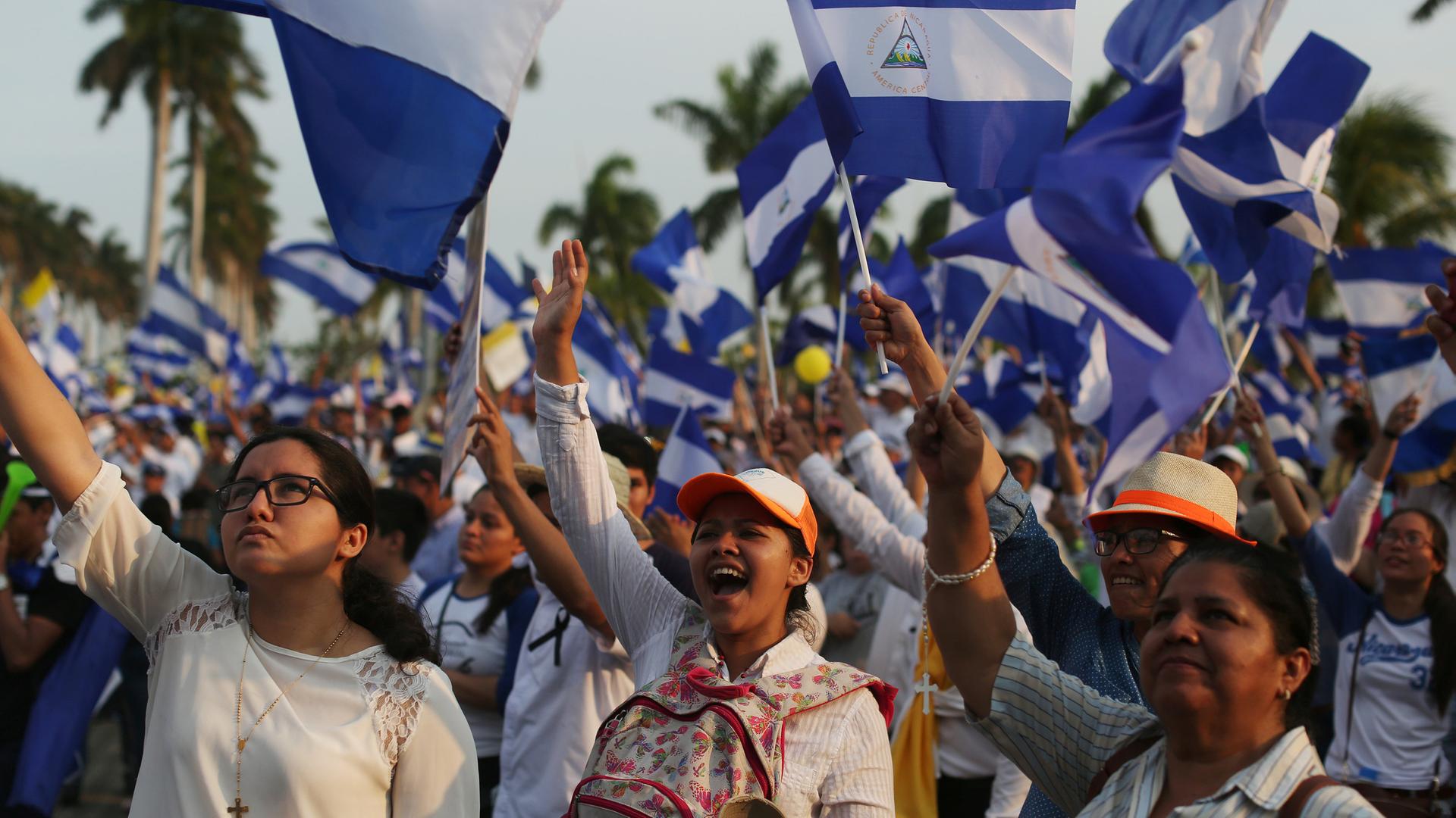 Demonstranten in Nicaragua schwingen Fahnen (2018)