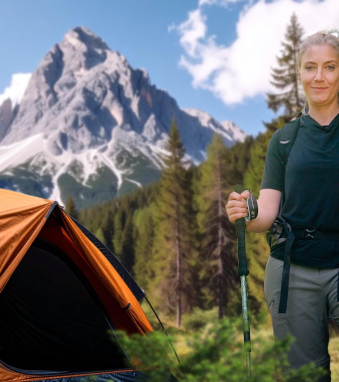 Pia Osterhaus steht in Wanderausrüstung auf einer Lichtung. Im Hintergrund ist ein Wald und ein Bergpanorama zu sehen