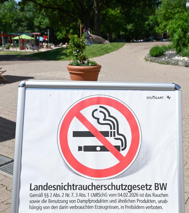 Baden-Württemberg, Stuttgart: Ein Hinweisschild mit Rauchverbot-Symbol informiert in einem Freibad über das "Landesnichtraucherschutzgesetz BW" und ein Rauchverbot auf dem Gelände.