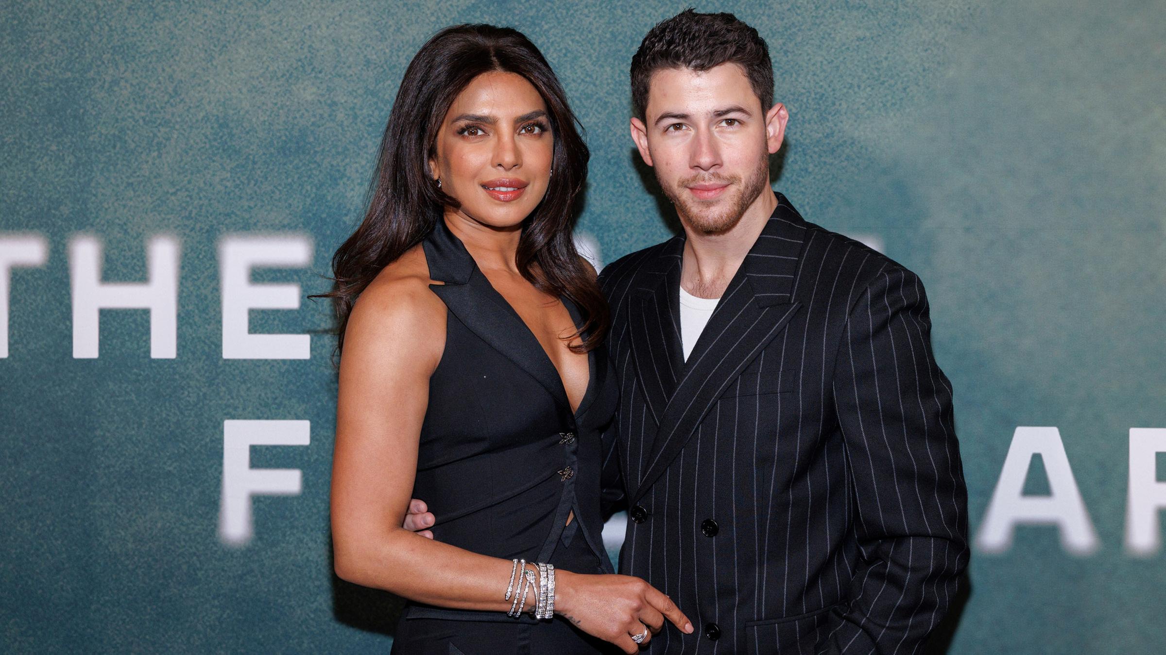 Statt mit den "Jonas Brothers" zu singen, feiert Nick Jonas jetzt sein Broadway-Debüt mit dem Stück "Five years later". In der ersten Reihe jubelte ihm Ehefrau Priyanka Chopra zu. (07.04.2025)