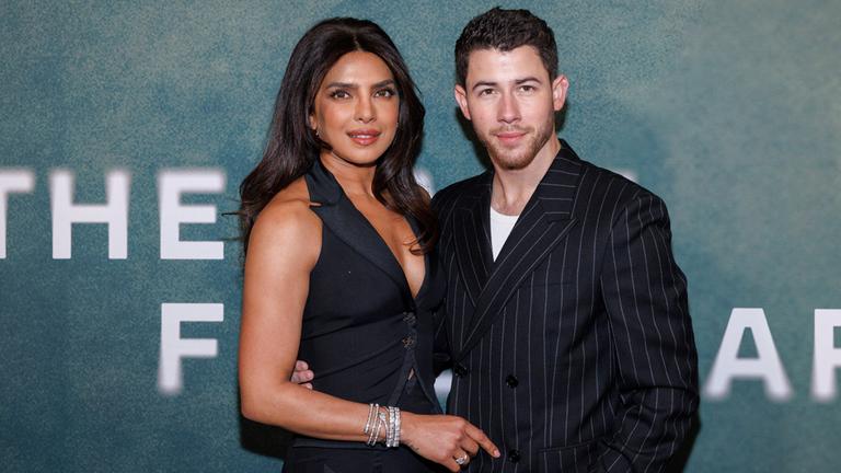 Statt mit den "Jonas Brothers" zu singen, feiert Nick Jonas jetzt sein Broadway-Debüt mit dem Stück "Five years later". In der ersten Reihe jubelte ihm Ehefrau Priyanka Chopra zu. (07.04.2025)