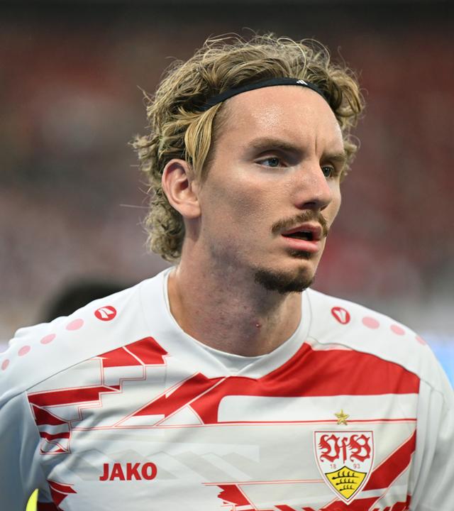 Nick Woltemade (VfB Stuttgart) beim Aufwärmen.
