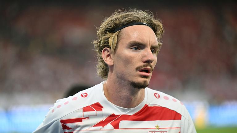 Nick Woltemade (VfB Stuttgart) beim Aufwärmen.