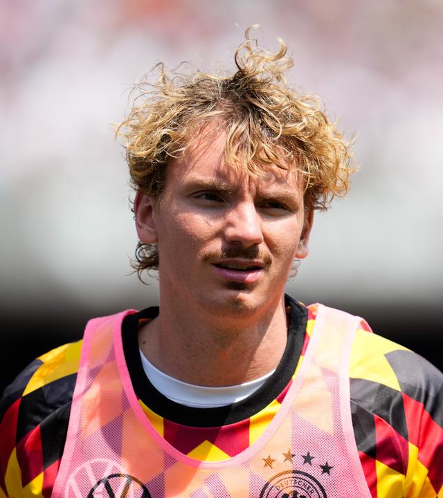 Nick Woltemade wärmt sich vor dem Spiel USA gegen Deutschland auf am 06.06.2026 in Chicago.