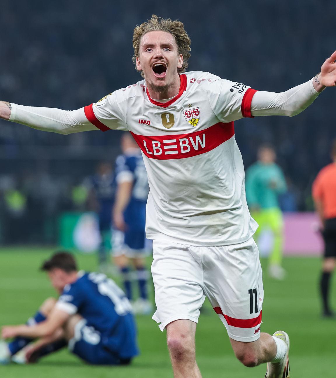 Nick Woltemade jubelt beim DFB-Pokalfinale.