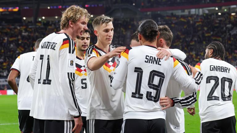 Nick Woltemade, Nico Schlotterbeck, Florian Wirtz und Serge Gnabry feiern das 4:0. gegen Slowakei Jubeltraube.