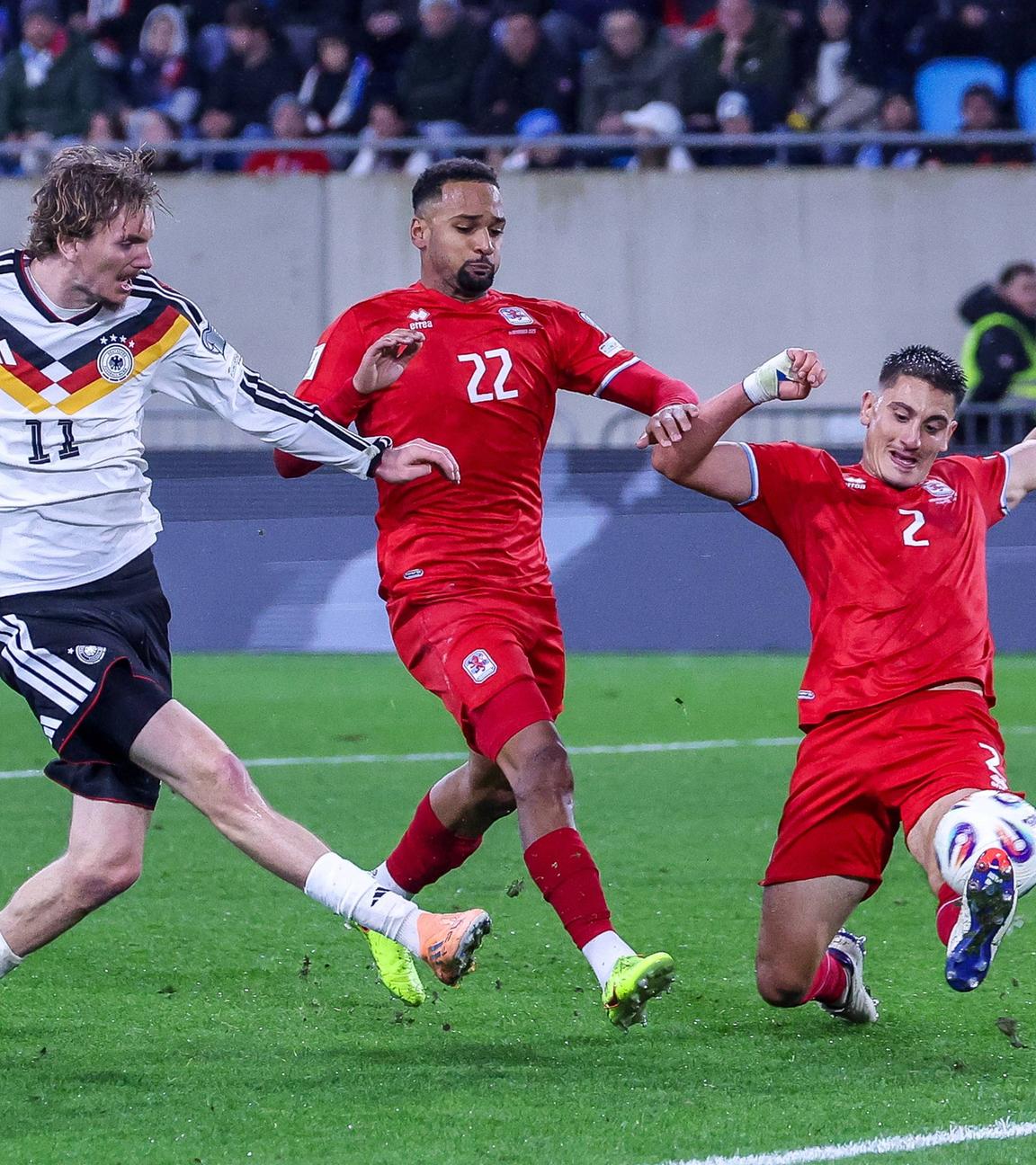 Nick Woltemade schießt das 2:0, Martins und Korac können den Ball nicht mehr stoppen