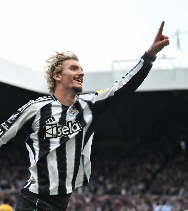 Nick Woltemade jubelt während eines Spiels von Newcastle United im Stadion.