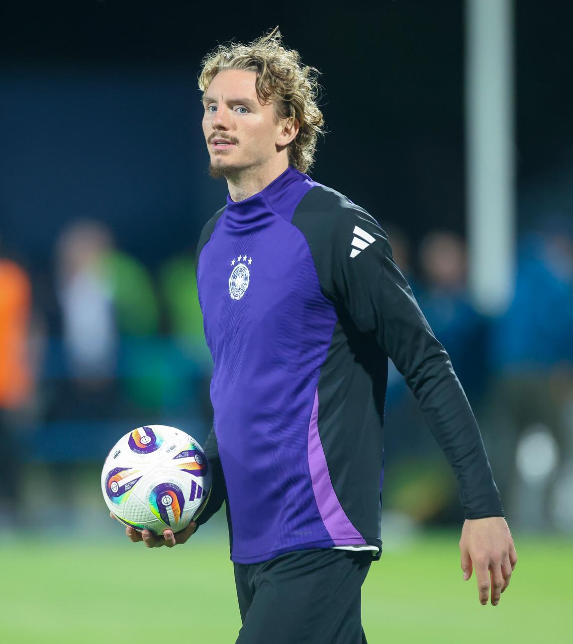 Nick Woltemade jubelt mit dem Ball