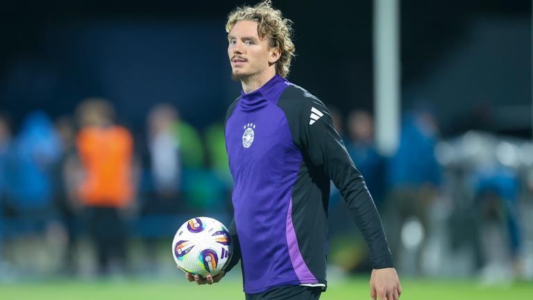 Nick Woltemade jubelt mit dem Ball