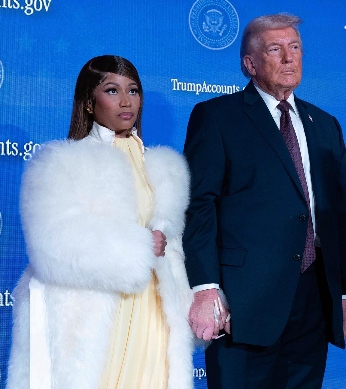 Nicki Minaj und Präsident Donald Trump Hand-in-Hand auf der Bühne