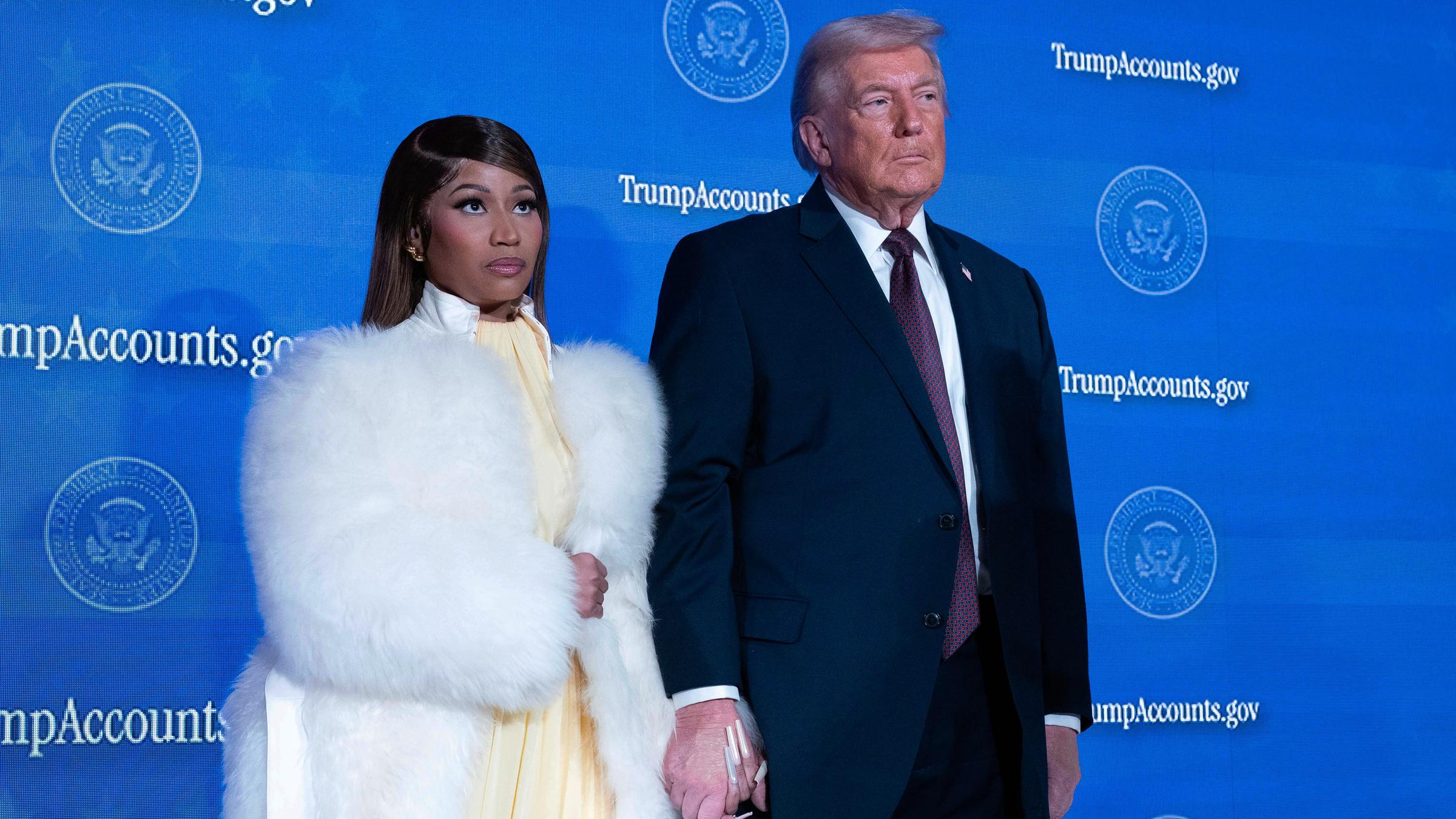 Nicki Minaj und Präsident Donald Trump Hand-in-Hand auf der Bühne