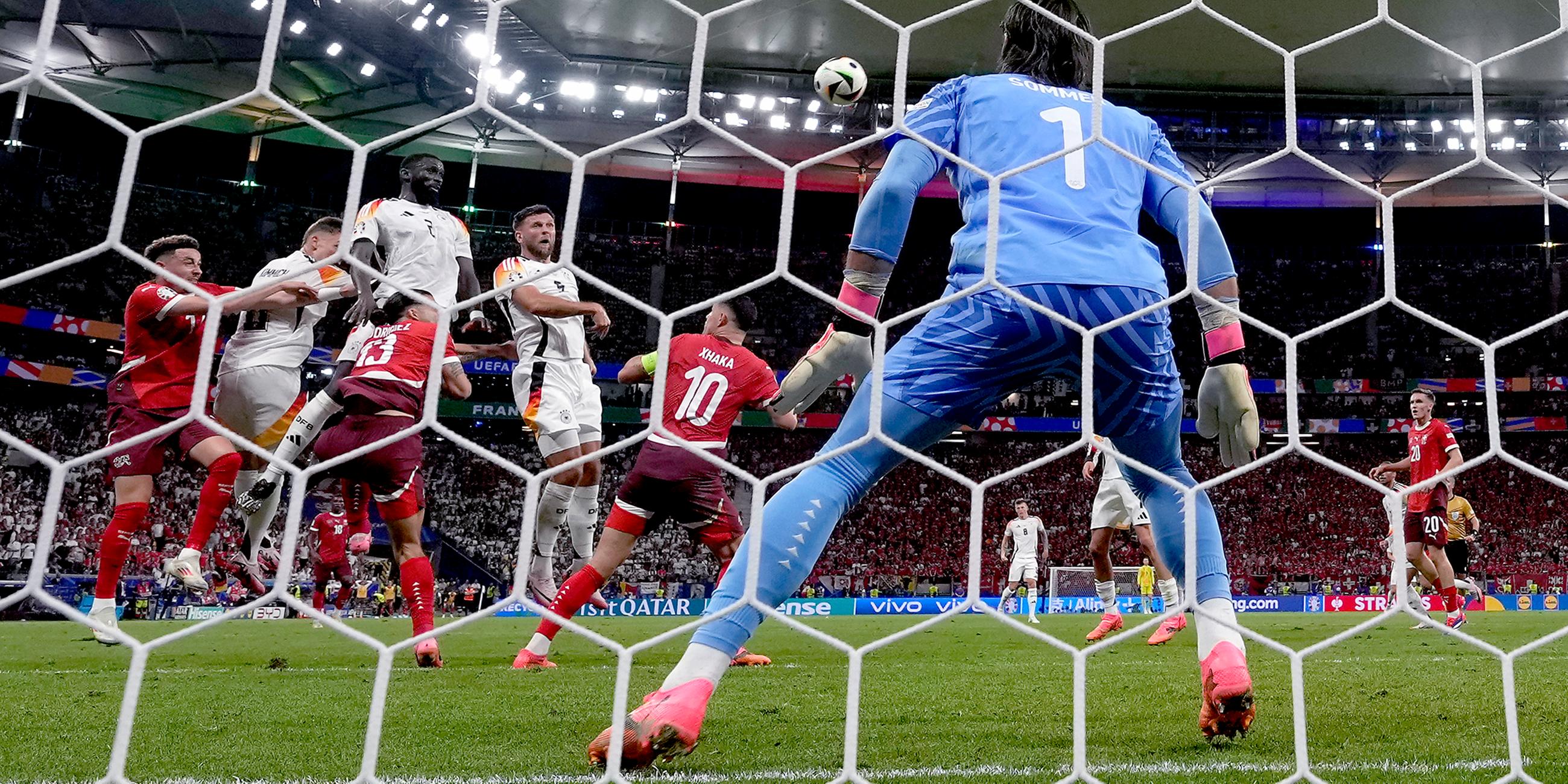 Niclas Füllkrug erzielt mit einem Kopfball das 1:1 im Vorrundenspiel der EM 2024 gegen die Schweiz. Im Vordergund Torwart Yann Sommer.